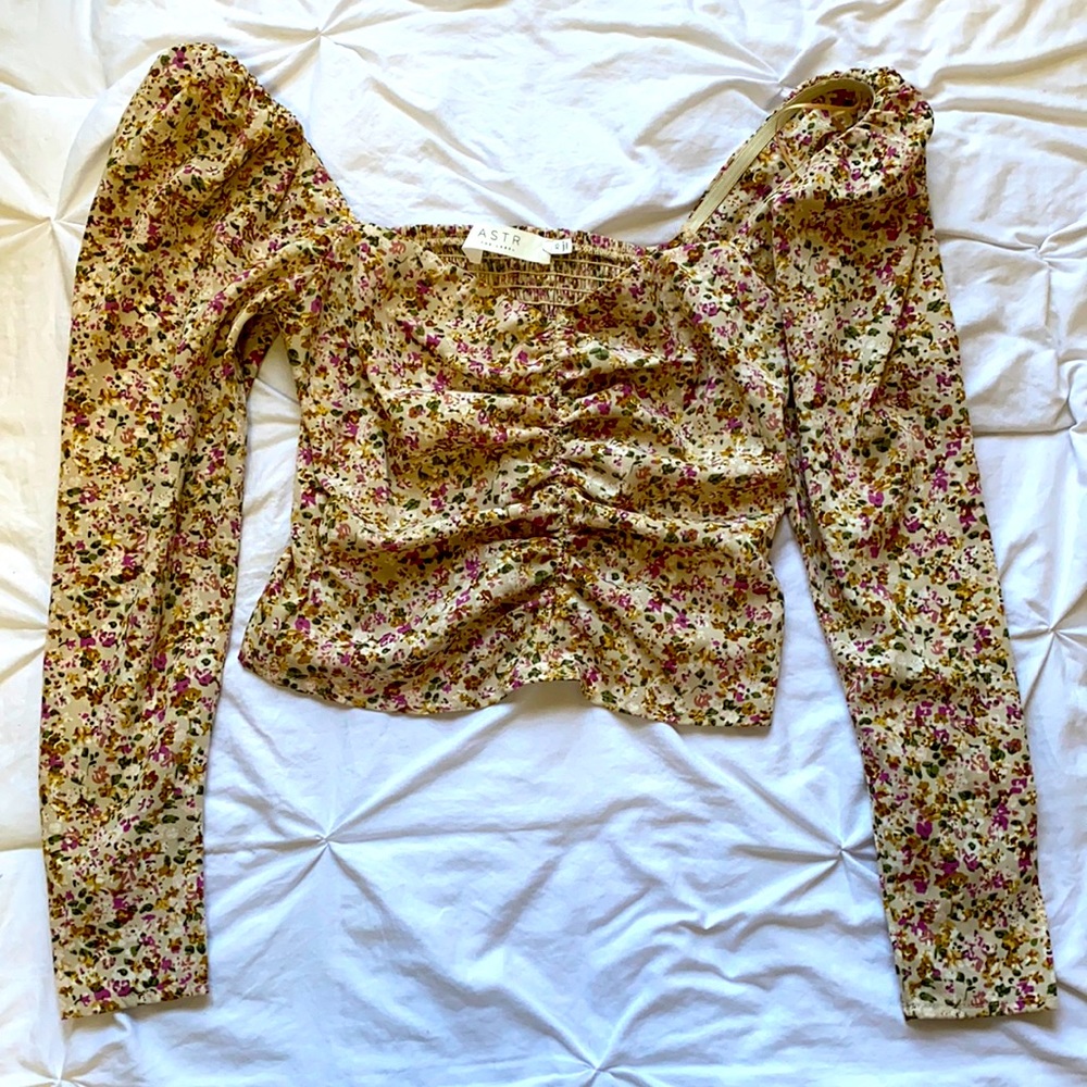 Tan floral top 🌸